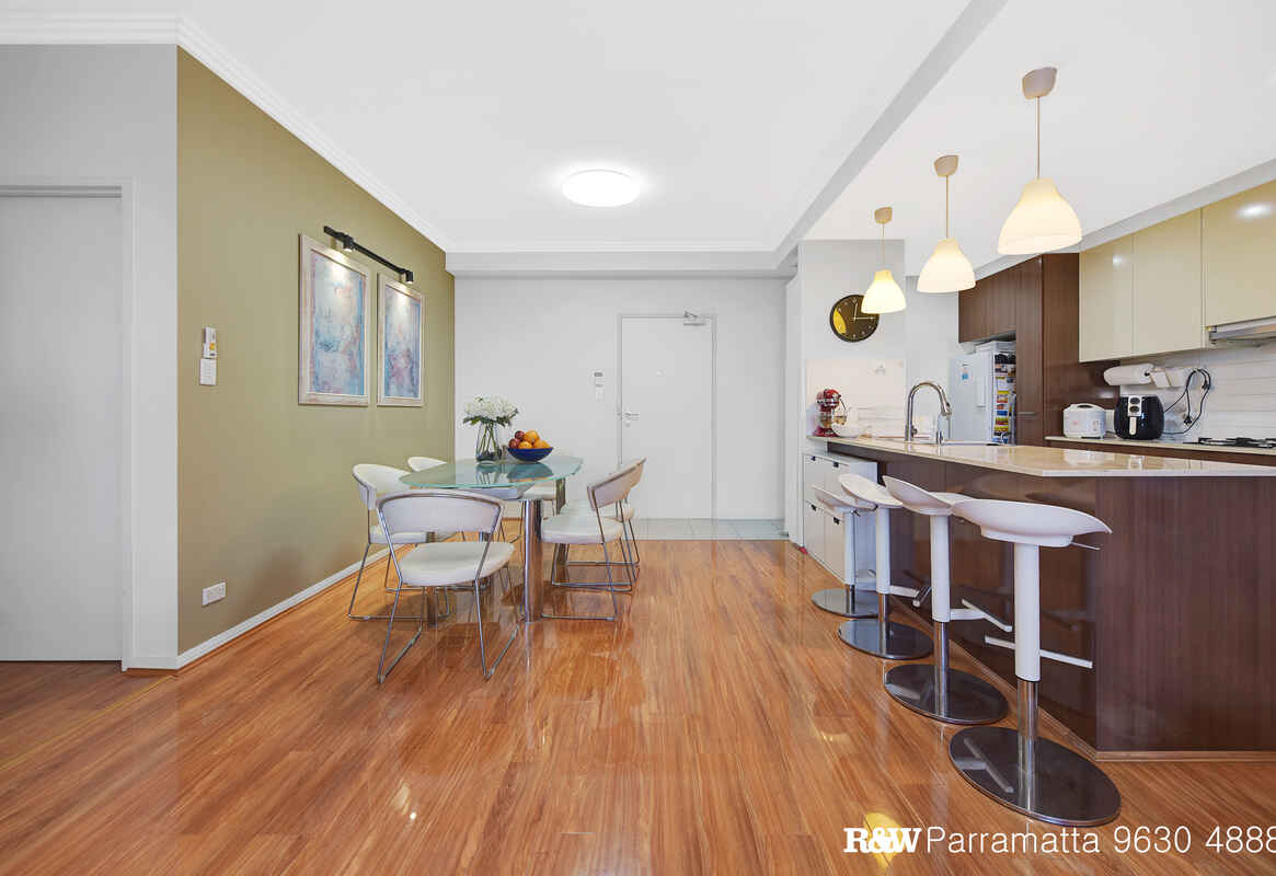 Modern, Spacious Unit with Park Views - Lifestyle and Convenience at your door step 